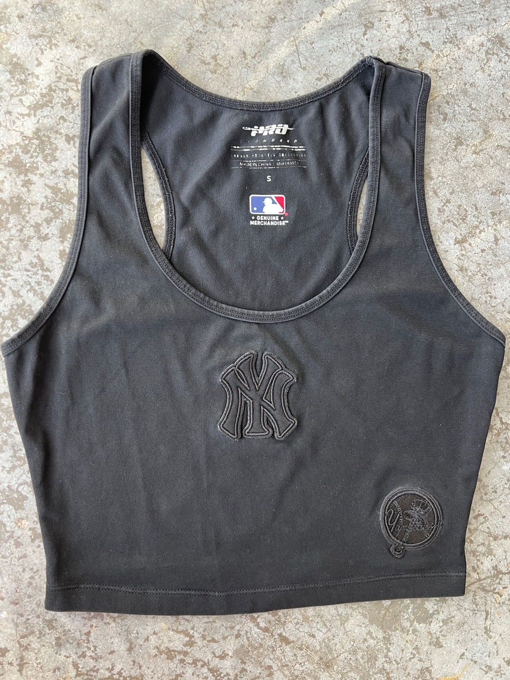 Pro Standard MLB New York Yankees Cropped Tank Top Black Small Monochrome Patch